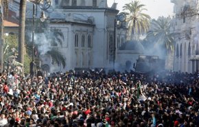 مئات الجزائريين يخرجون في مسيرات بالعاصمة