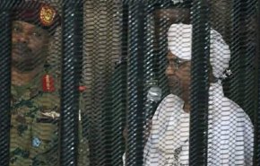 عمرالبشیر در قفس؛ تصاویری از حضور دیکتاتور سودان در دادگاه