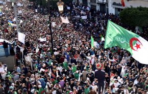 خشم و نارضایتی مردم الجزایر ادامه دارد/ مردم به تظاهرات دانشجویی پیوستند/ معترضان خواستار برکناری نخست وزیر و رییس جمهور موقت هستند