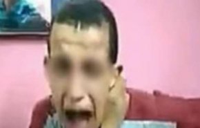 في مصر... شاهد 6 أشخاص يعتدون على شاب من ذوي الإعاقة بالضرب