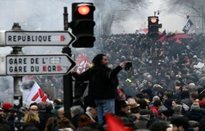 صور رسمية مسروقة ومقلوبة لماكرون في شوارع فرنسا!