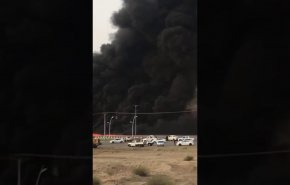 شاهد: حريق مروع على طريق دولي في جازان السعودية 