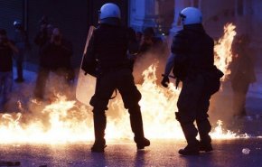 اشتباكات عنيفة في أثينا بين الشرطة ونشطاء فوضويين