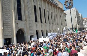 طلاب جزائريون يرفضون إجراء انتخابات رئاسية مبكرة 