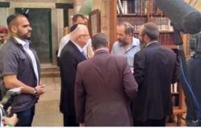 بالصور..رئيس الكيان الصهيوني يقتحم المسجد الإبراهيمي