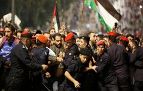 نقابة المعلمين بالأردن تقرر إضرابا شاملا والحكومة تلوّح بالقضاء