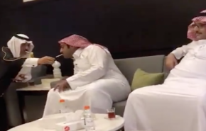 شاهد/ سفير سعودي يشعل سيجارة شيخ قطري !