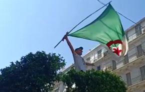 الجزائريون يواصلون الاحتجاج بعد دعوة قائد الجيش لإجراء انتخابات قبل نهاية السنة