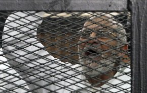 صدور الأحكام بحق مرشد الإخوان في مصر و10 آخرين