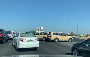بالفيديو... مطاردة عنيفة لرجل سرق سيارة جيش في الكويت!