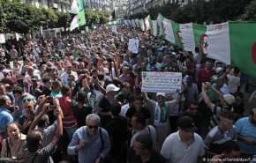 شاهد.. تظاهرات تشتعل بالجزائر لإزالة بقايا النظام السابق!