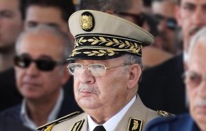قائد أركان الجيش الجزائري يأمر بمنع متظاهري المدن الأخرى من دخول العاصمة