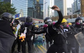شاهد.. شرطة هونغ كونغ تمنع الاحتجاج بالمطار