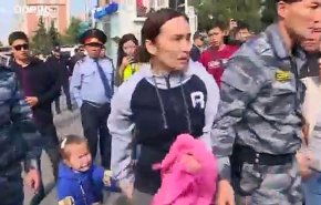 شاهد... اعتقالات عشوائية في كازاخستان خلال مظاهرات مناهضة للحكومة