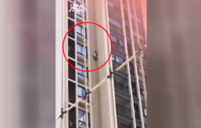 لن تصدق.. صيني يتسلق مبنى ويتحدث بالهاتف و ثم يسقط