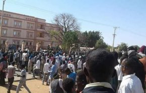 شاهد استمرار تظاهرات إحتجاجية في السودان 