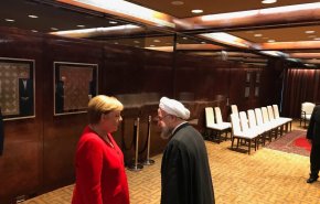 روحاني يناقش مع ميركل حفظ الاتفاق النووي في نيويورك