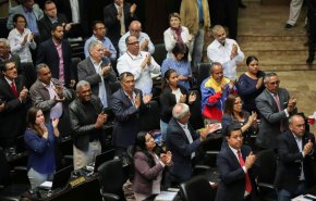 عودة صاخبة لنواب مادورو إلى البرلمان بعد مقاطعة استمرت 3 سنوات