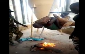 (+18) فيديو مروع لتعذيب مدني من قبل الجيش النيجيري