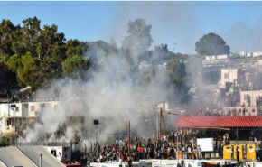 مصرع اثنين من المهاجرين في حريق بمخيم لاجئين باليونان