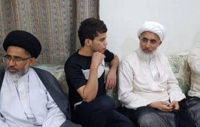 علماء وآباء شهداء يزورون عددا من المحررين من السجون البحرينية
