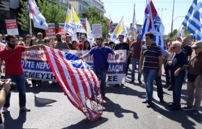 آتش زدن پرچم آمریکا در یونان همزمان با سفر پامپئو + فیلم و تصاویر
