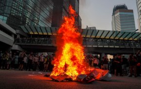 احتجاجات في هونغ كونغ ضد قرار السلطات حظر ارتداء الأقنعة في الشوارع