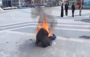 بالفيديو..مواطن تركي يشعل النيران في نفسه .. والسبب؟
