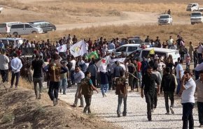 آلاف السوريين يحتجون أمام قاعدة أمريكية