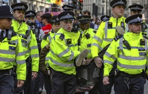 بازداشت کنشگران محیط زیست در لندن/ معترضان خیابان مقابل دفتر نخست وزیری انگلیس و پارلمان را قرق کردند