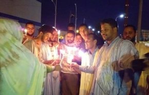 موريتانيا.. ناشطون يحتجون بالشموع أمام شركة الكهرباء