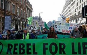 طرفداران محیط زیست محدوده مراکز مالی مهم لندن را تصرف کردند