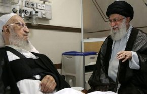 قائد الثورة يزور آية الله مكارم شيرازي في المستشفى 