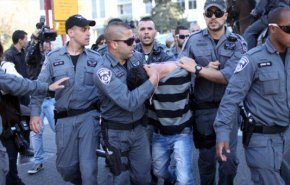 الاحتلال يعتقل فلسطينيين من العيسوية ويبعد آخرين عن الأقصى