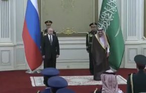 اجرای عجیب سرود ملی روسیه توسط سعودی‌ها و چهره بهت آور پوتین + فیلم