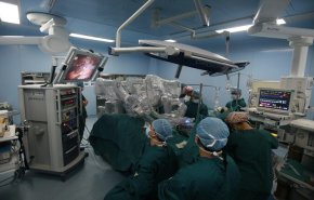 بالفيديو/ طبيب سوري ينجح بجراحة هي الأولى من نوعها في العالم 