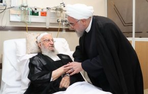 بالفيديو/ روحاني يزور آية الله مكارم شيرازي في المستشفى