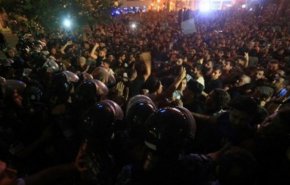 تجمع تظاهرکنندگان لبنانی در نزدیکی کاخ نخست وزیری/ حنبلاط خواستار استعفای حریری و کابینه شد + فیلم