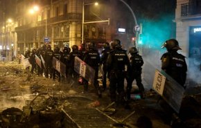 بالفيديو.. جرحى و إعتقالات نتيجة اشتباكات بين الشرطة و الإنفصاليين في برشلونة