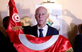 شاهد.. الرئيس التونسي قيس سعيد یذهب بسيارته الى القصر الرئاسي