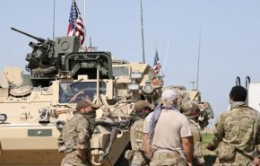 خروج نظامیان آمریکا از یک پایگاه نظامی در عین العرب سوریه