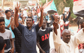 سودانيون يخرجون في مسيرات للمطالبة بحل حزب البشير