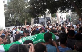 جماهير فلسطينية غفيرة تشيع جثمان الشهيد شاهين