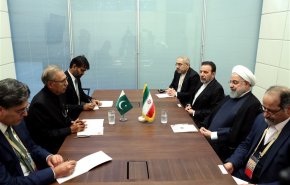 روحانی در دیدار رئیس جمهور پاکستان: مشکلات و مسائل منطقه راه حلی جز مذاکره و گفت‌وگو ندارد
