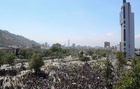استجابة للاحتجاجات المليونية رئيس تشيلي يطالب وزراءه بطلب غريب