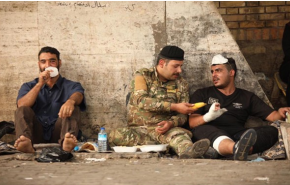 خدمات رسانی ارتش عراق به تظاهرکنندگان زخمی 