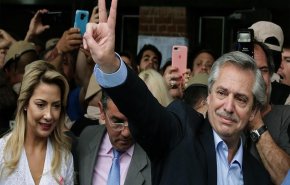 مرشح اليسار البيروني يفوز في الانتخابات الرئاسية الأرجنتينية