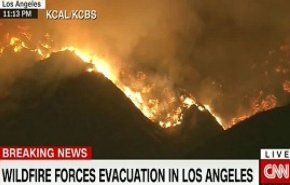 گزارش سی ان ان از گسترش آتش سوزی مهیب در آمریکا / 50 هزار هکتار از اراضی کالیفرنیا در کام شعله های آتش می سوزد/ اعلام وضعیت فوق العاده در کالیفرنیا