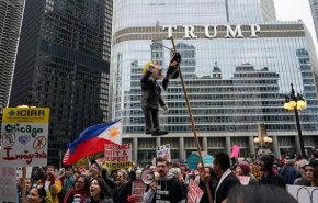 مظاهرات بمحيط فندق ترامب بشيكاغو رفضاً لزيارته
