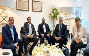 الوفد اليمني يجتمع بالمبعوث السويدي والسفيرة الهولندية في عمان